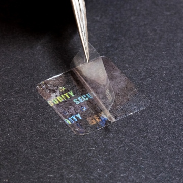 Transparentní pečetící film se skrytým hologramem štítky 20x20 mm