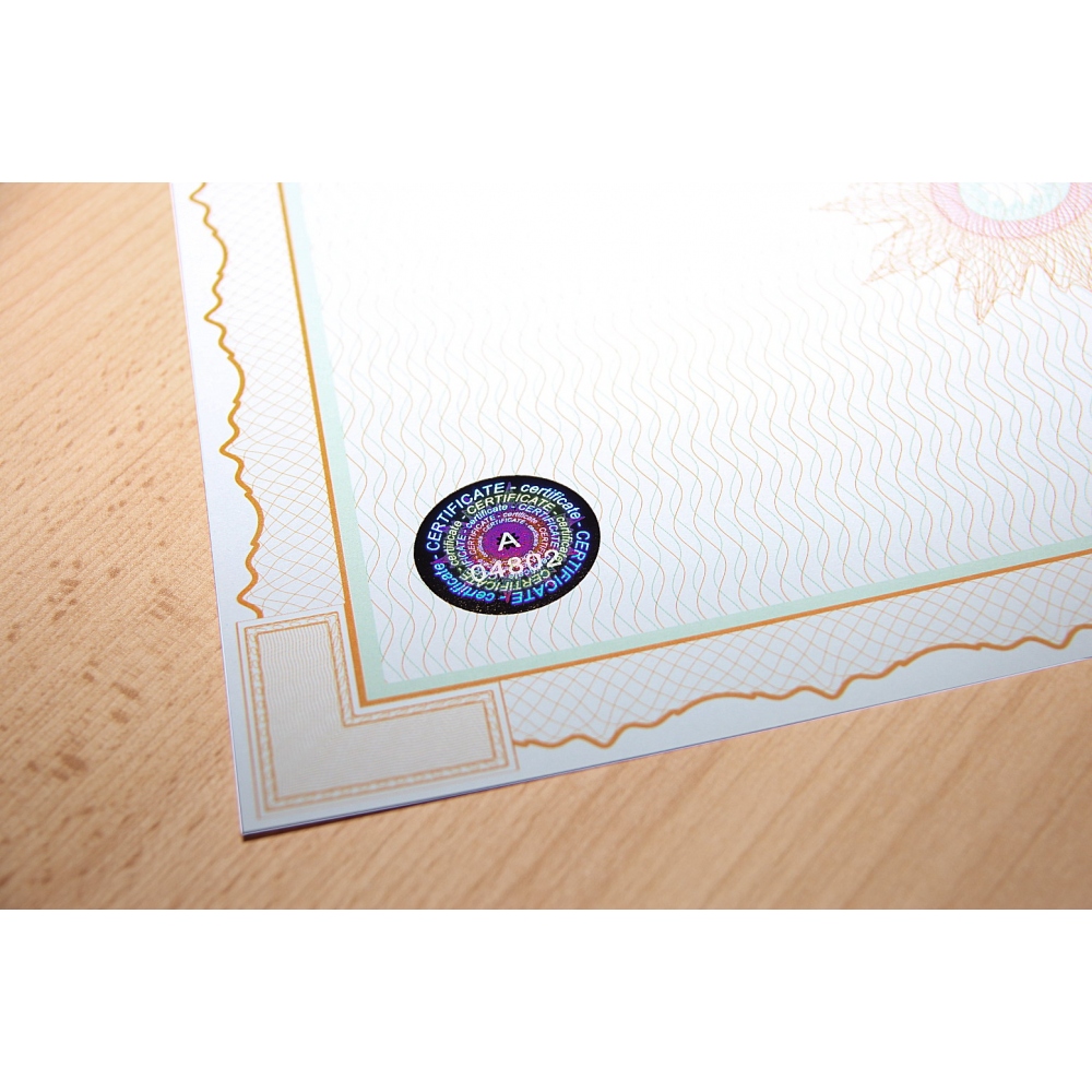 Univerzální gilošovaný papír s vlisovaným číslovaným hologramem s orientaci na šířku
